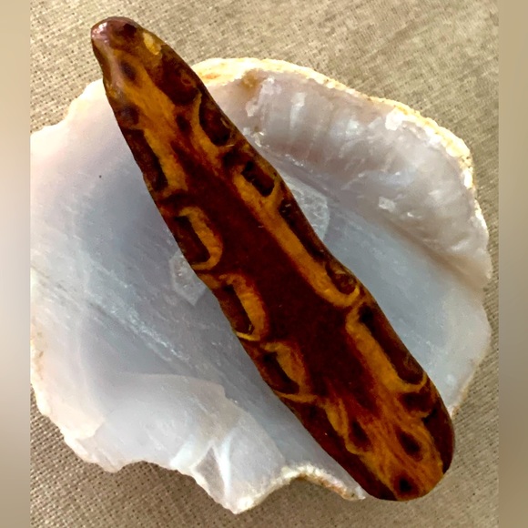 🔴Hand Crafted Wooden Surfboard pin Brooch Vintage - Picture 1 of 5